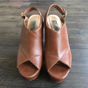 COGNAC PLATFORM HEELS